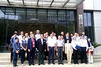 中大副校長張妙清教授（前排右四）參觀天然產物化學重點實驗室